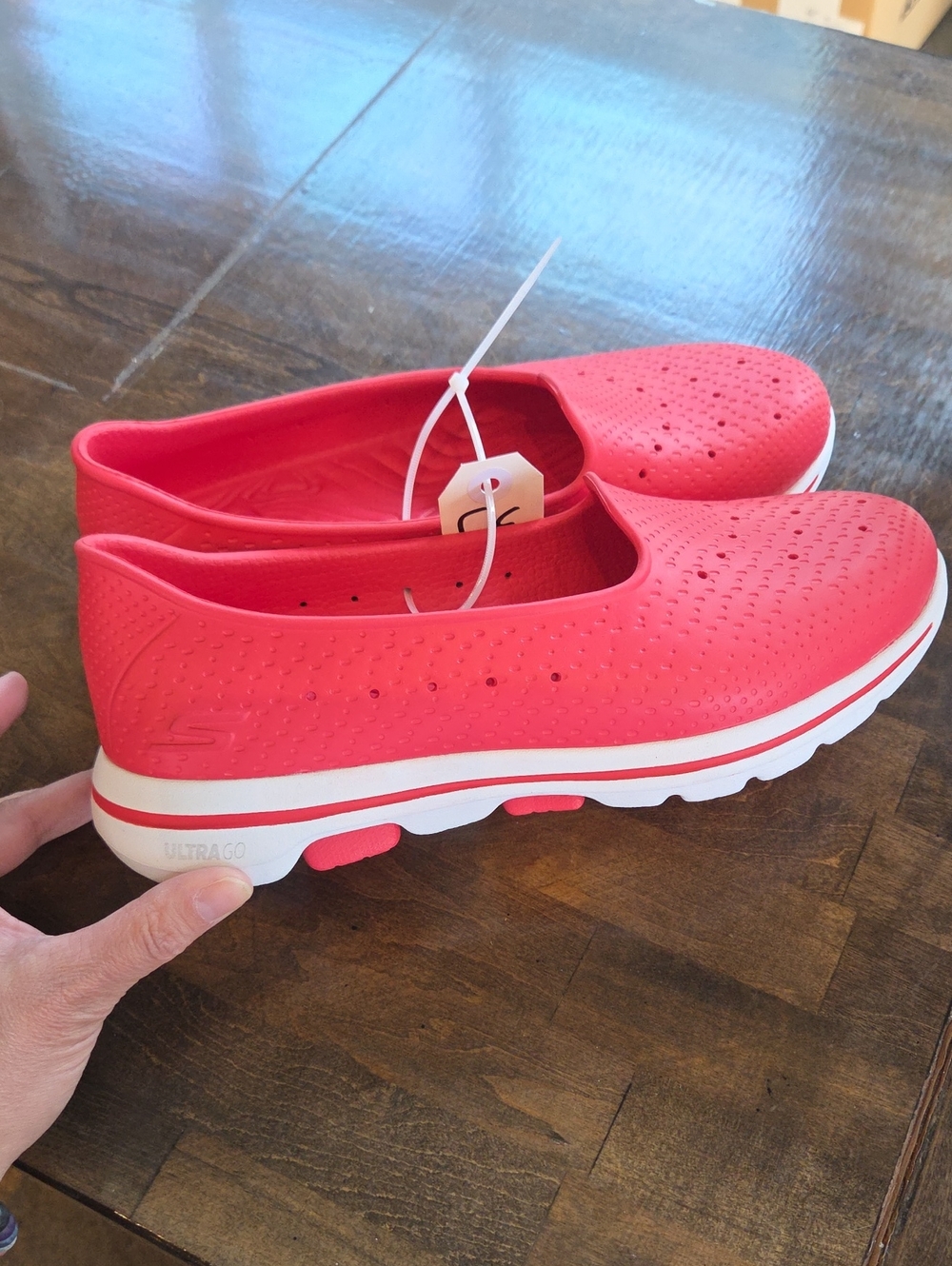 Skechers Size 9 Women’s Red Slip-On Shoe with Cushioned Sole NEW